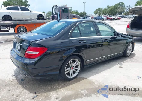 2013 Mercedes-Benz C 300 Luxury 4Matic/Sport 4Matic z USA, uszkodzony, nr VIN WDDGF8AB3DG067271